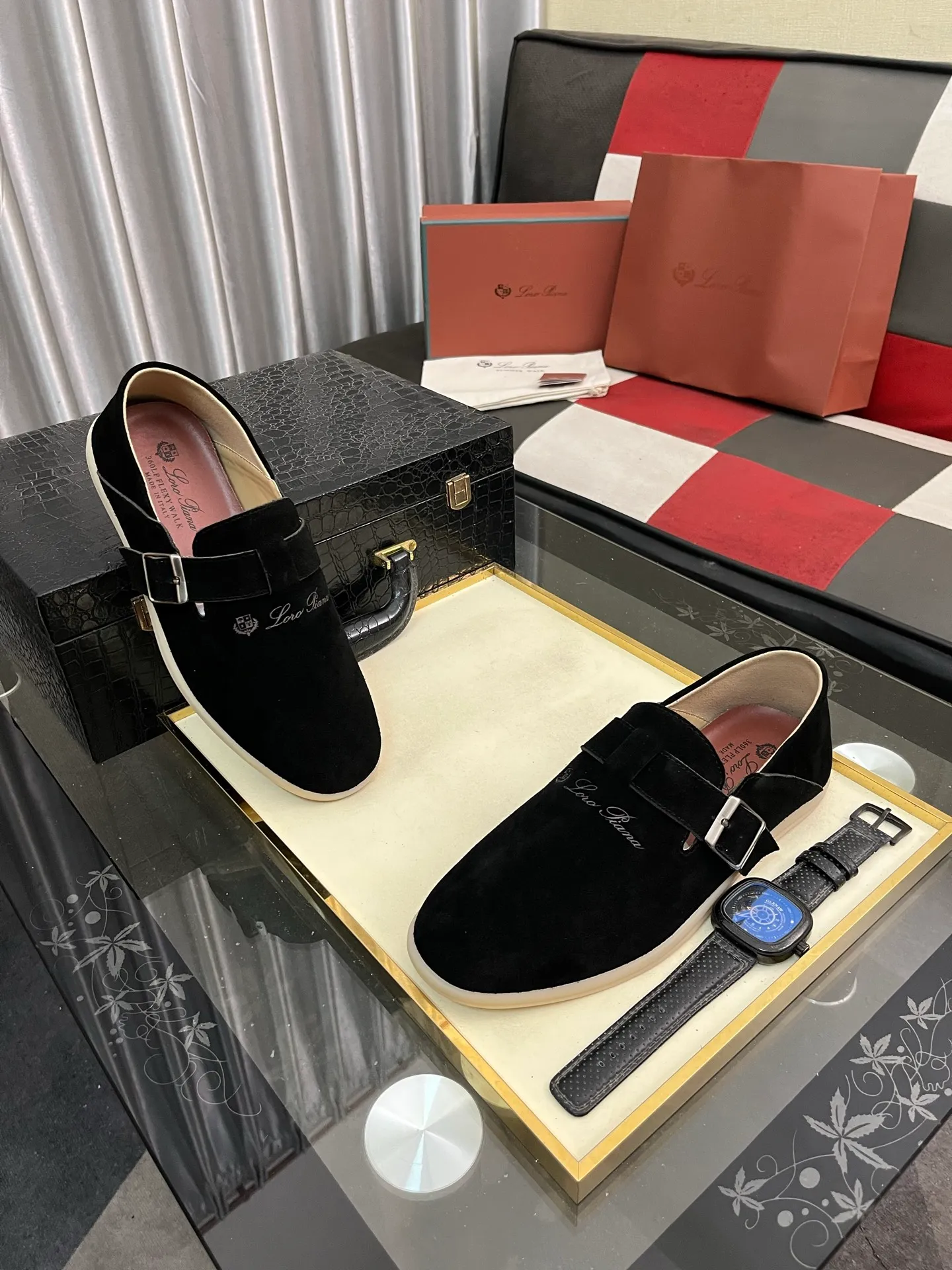 Men's men's shoes 💰458⌚️⌚️ Loro Piana's classic hot model lp top version of Pili casual shoes. It turns out that these are the casual shoes that are said to be able to walk 20,000 steps without getting tired. This pair has both good looks and feel. You will be completely lost as soon as you put it on. The minimalist design is eye-catching and durable, and it is a bonus for dressing. The soft feeling on the feet has outstanding texture, and it is very nice without abrasion on the feet. The soft and waxy soles make it easy to wear for daily use for a long time. Who can resist a pair of versatile and good-looking loafers? Don't be too elegant at all, the feel and texture of the feet are good, the key is to make the legs look longer and not tire the feet, the main thing is that it is just right!        Material: Original cowhide Lining: Original sheepskin Outsole: Original sole Size: 38-44